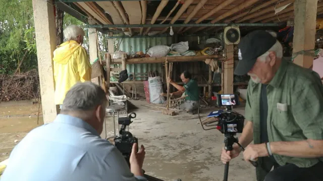 Healing: Journey to Heal Wars Scars Through the Lenses of Two Generations of American Filmmakers - Ảnh 4.