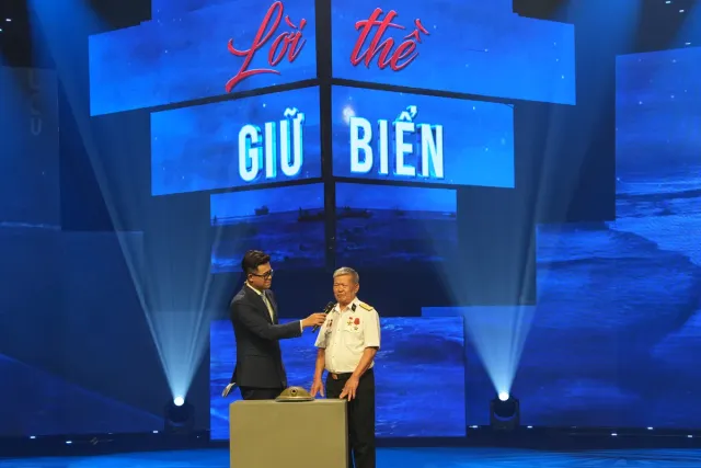 Oath to Defend the Sea: A Stirring and Emotional Epic Honoring 70 Years of the Vietnam Peoples Navy - Ảnh 8.