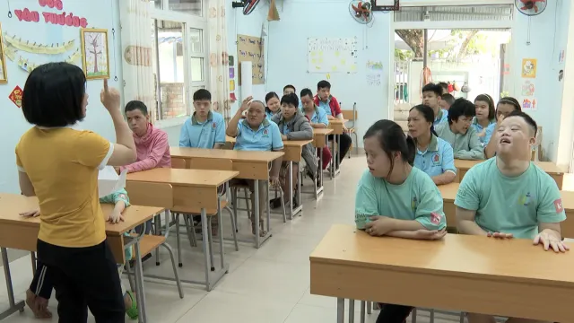 Healing: Journey to Heal Wars Scars Through the Lenses of Two Generations of American Filmmakers - Ảnh 5.