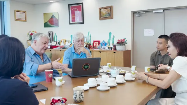 Healing: Journey to Heal Wars Scars Through the Lenses of Two Generations of American Filmmakers - Ảnh 3.