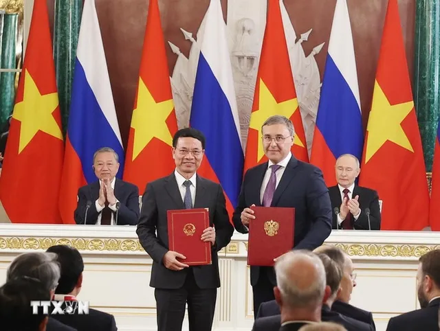 Vietnam, Russia issue joint statement on major orientations for comprehensive strategic partnership in new period - Ảnh 3.