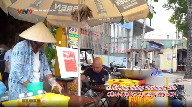Thành phố ấm áp tình người - Số 50/2025: Mát lòng những chai nước cam của những cụ già neo đơn