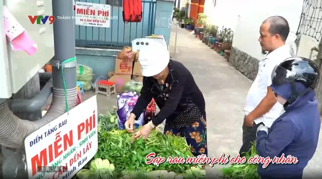 Thành phố ấm áp tình người - Số 51/2025: Sạp rau miễn phí cho công nhân