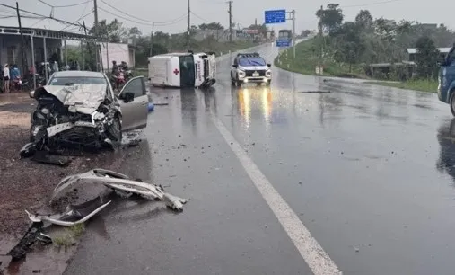 Nhiều người bị thương vì va chạm xe cứu thương và ô tô