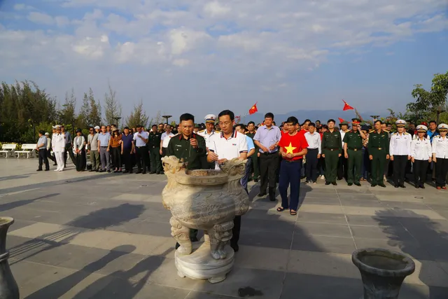Vietnam Television Delegation Pays Tribute at Gac Ma Soldiers Memorial Site - Ảnh 5.