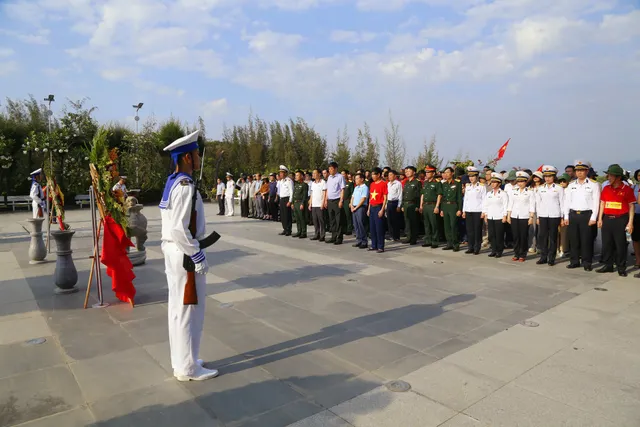 Vietnam Television Delegation Pays Tribute at Gac Ma Soldiers Memorial Site - Ảnh 6.