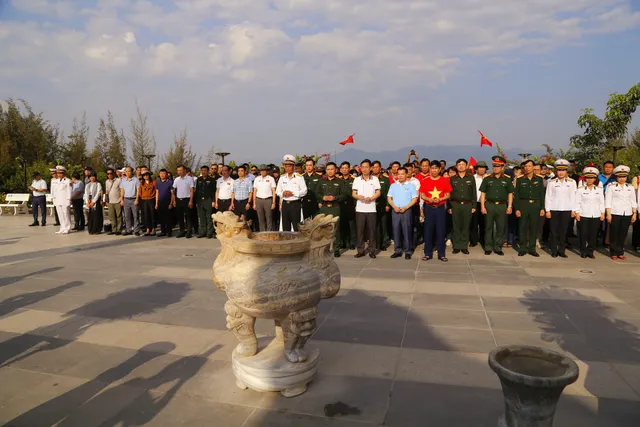 Vietnam Television Delegation Pays Tribute at Gac Ma Soldiers Memorial Site - Ảnh 3.