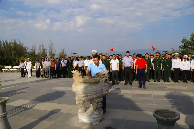 Vietnam Television Delegation Pays Tribute at Gac Ma Soldiers Memorial Site - Ảnh 4.