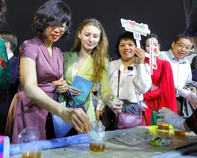 Hanoi Pho festival showcases diverse national styles - Ảnh 2.