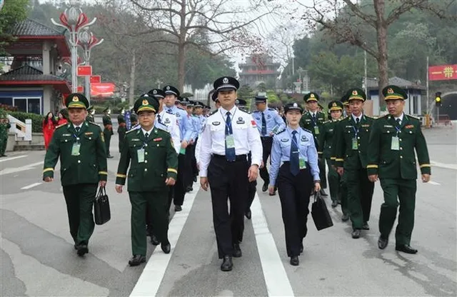Young Vietnamese, Chinese border officers strengthen exchange - Ảnh 1.