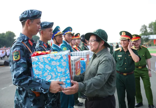 PM encourages forces ahead of 50th reunification anniversary parade - Ảnh 1.