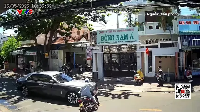 Xe máy quay đầu va phải Rolls-Royce rồi bỏ chạy
