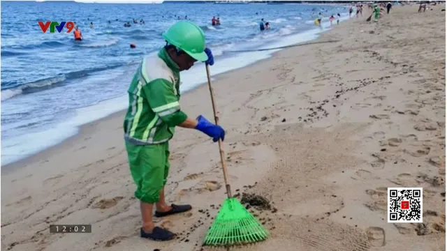 Dầu vón cục dạt vào bờ biển Nha Trang