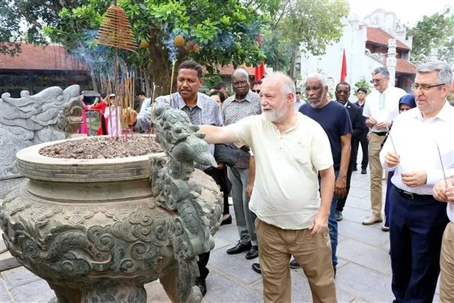 Foreign diplomats explore Con Son – Kiep Bac heritage site - Ảnh 1.