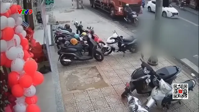 Người đàn ông chờ đèn đỏ tử vong do xe tải tự trôi cán qua