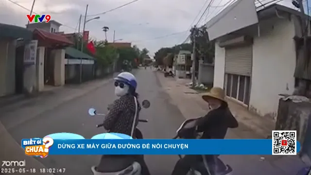 Hai phụ nữ dừng xe máy giữa đường không cho ôtô đi