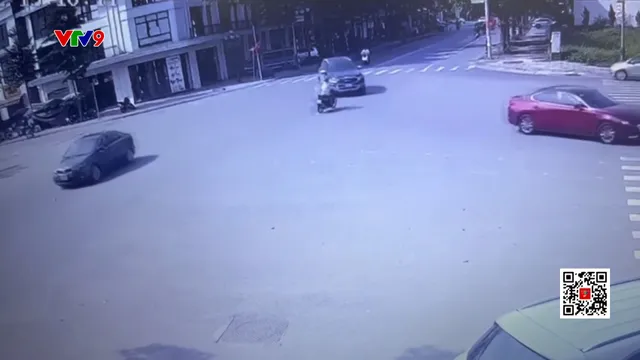 Xe máy thiếu quan sát đâm vào ô tô tại ngã 4