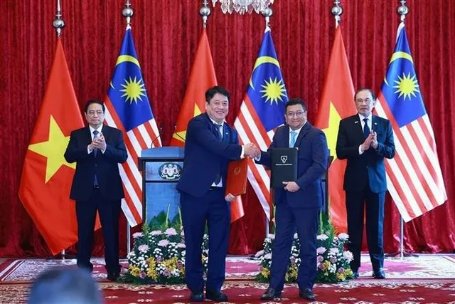 Vietnamese, Malaysian PMs hold joint press conference following Kuala Lumpur talks - Ảnh 2.
