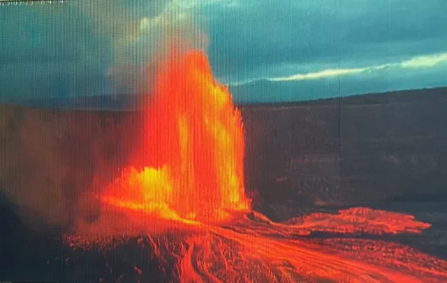 Núi lửa Kilauea ở Hawaii phun trào tạo cảnh tượng ngoạn mục