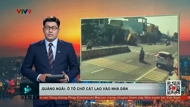 Ô tô chở cát lao vào nhà dân