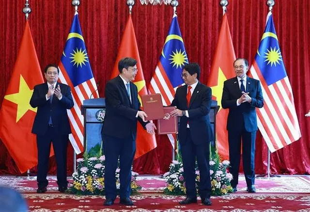 PMs talk measures for promoting Vietnam – Malaysia relations - Ảnh 2.