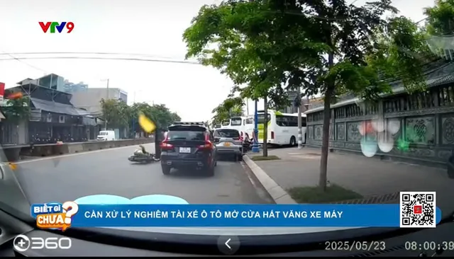 Cần xử lý nghiêm tài xế ô tô mở cửa hất văng xe máy
