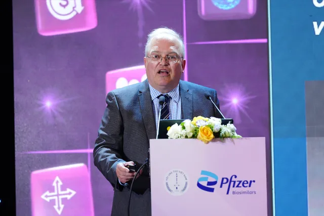 International, Vietnamese experts discuss present and future of biologic therapies in breast cancer treatment - Ảnh 2.