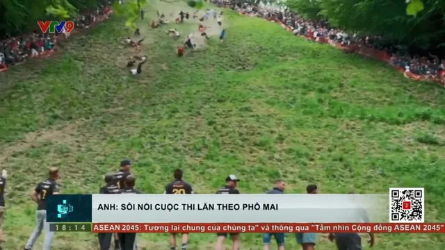 Anh: Sôi nổi cuộc thi lăn phô mai