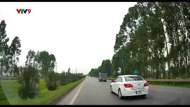 Chuyển làn suýt gây tai nạn