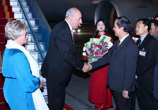 Hungarian President arrives in Hanoi, beginning official visit to Vietnam - Ảnh 1.