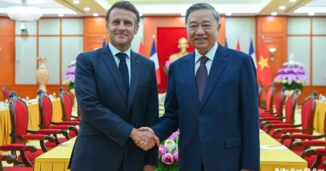 In Pictures: Vietnamese Party chief receives French President Emmanuel Macron - Ảnh 1.
