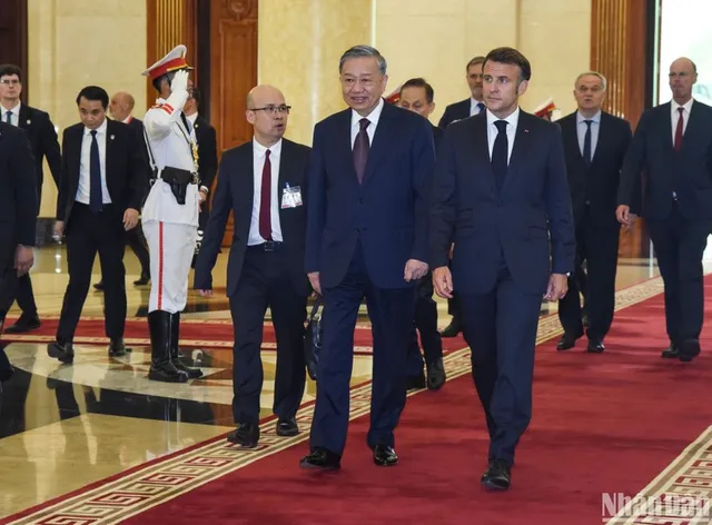 In Pictures: Vietnamese Party chief receives French President Emmanuel Macron - Ảnh 2.