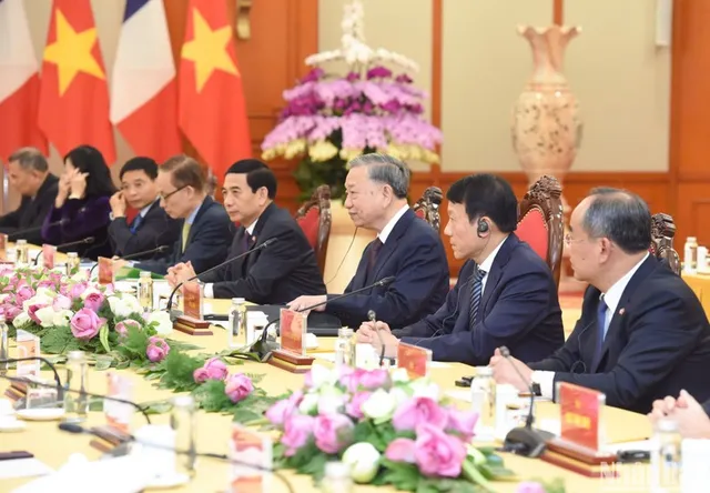 In Pictures: Vietnamese Party chief receives French President Emmanuel Macron - Ảnh 5.