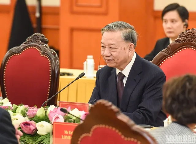 In Pictures: Vietnamese Party chief receives French President Emmanuel Macron - Ảnh 4.