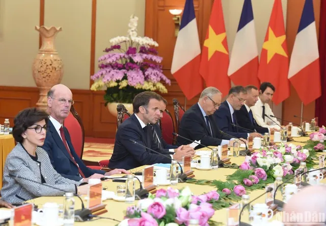 In Pictures: Vietnamese Party chief receives French President Emmanuel Macron - Ảnh 7.