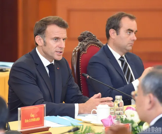 In Pictures: Vietnamese Party chief receives French President Emmanuel Macron - Ảnh 6.