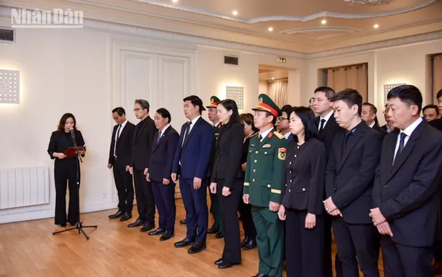 Vietnamese Embassy in France holds funeral ceremony for former State President Tran Duc Luong - Ảnh 2.