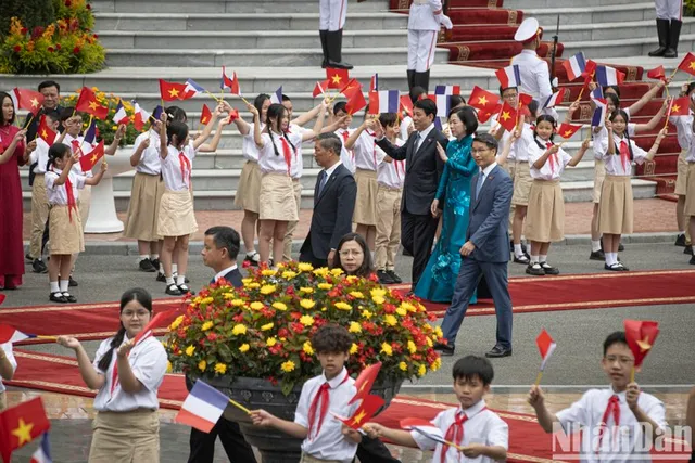 In Pictures: Official welcome ceremony for French President and his spouse on State visit to Viet Nam - Ảnh 2.