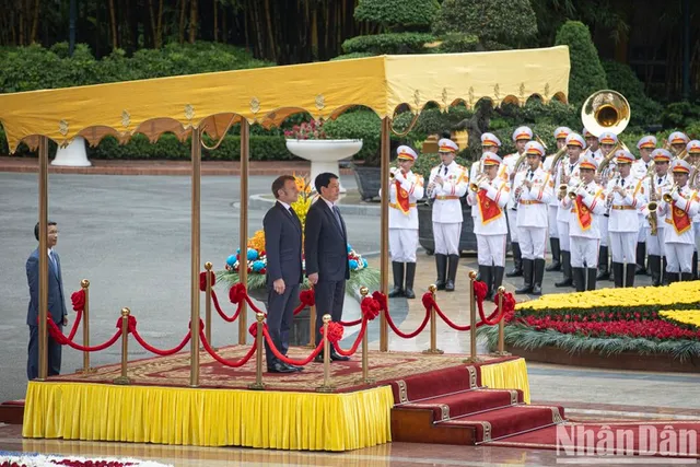 In Pictures: Official welcome ceremony for French President and his spouse on State visit to Viet Nam - Ảnh 4.
