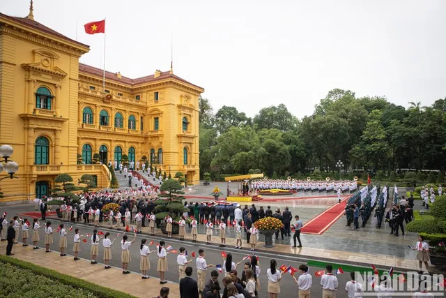 In Pictures: Official welcome ceremony for French President and his spouse on State visit to Viet Nam - Ảnh 5.