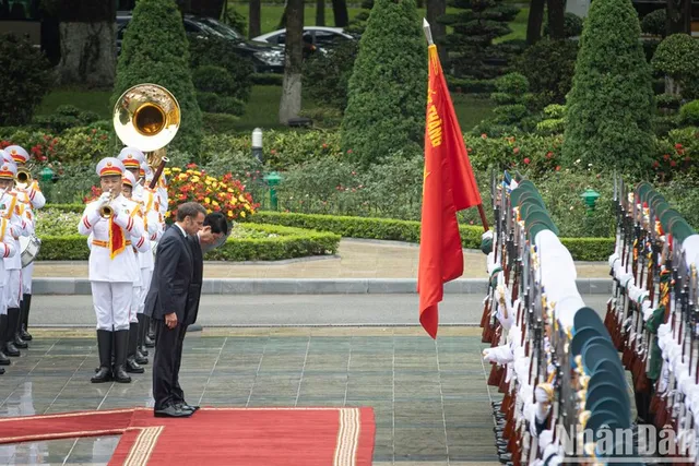 In Pictures: Official welcome ceremony for French President and his spouse on State visit to Viet Nam - Ảnh 6.