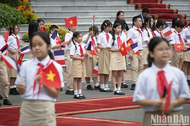 In Pictures: Official welcome ceremony for French President and his spouse on State visit to Viet Nam - Ảnh 8.