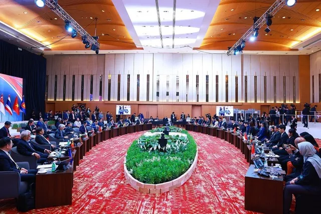 PM attends dialogues with ASEAN Youth, ASEAN Business Advisory Council - Ảnh 1.