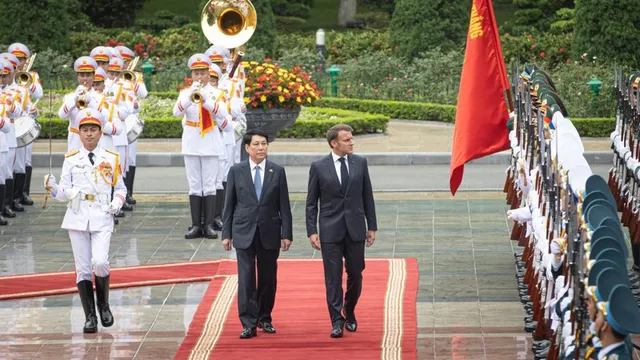 In Pictures: Official welcome ceremony for French President and his spouse on State visit to Viet Nam - Ảnh 1.