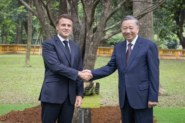 Vietnamese Party General Secretary, French President visit Vietnams first national university - Ảnh 1.