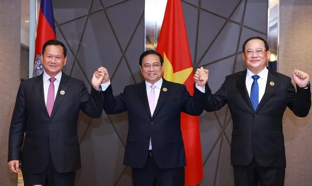 Vietnamese, Cambodian, Lao PMs hold working breakfast on sidelines of 46th ASEAN Summit - Ảnh 1.