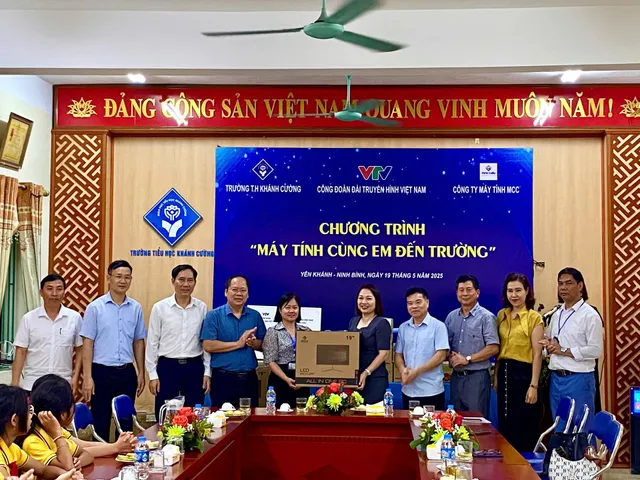VTV Union supports underprivileged students in Ninh Binh  through “Computers to School” program - Ảnh 1.
