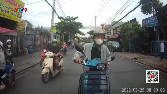Vừa lái xe vừa xem điện thoại, người đi xe máy đâm đuôi ô tô