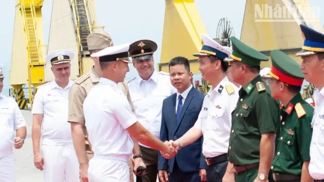 Russian naval fleet visits Da Nang - Ảnh 1.