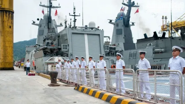 Russian naval fleet visits Da Nang - Ảnh 3.